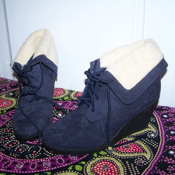 Nautica Fuzzy Lace-Up Booties Sz 6 NWOB - Picture 1 of 5